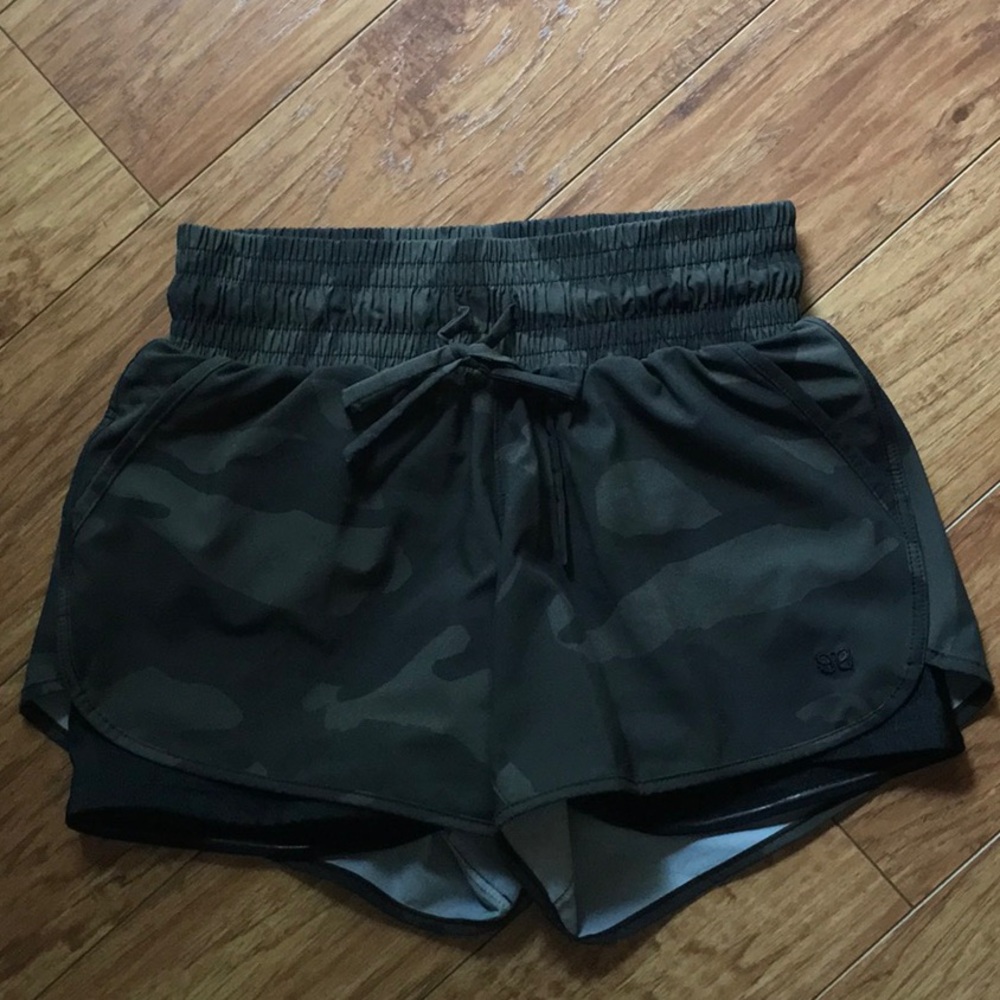 Albion Lunge Shorts Camo. EUC